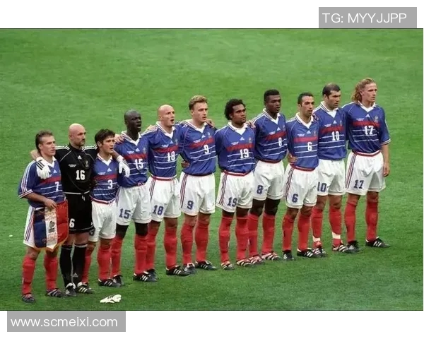 红衣服足球明星的传奇故事与辉煌成就揭秘